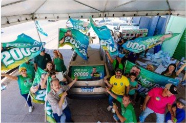 Primeiro ato de campanha reúne mais de 700 carros em adesivaço