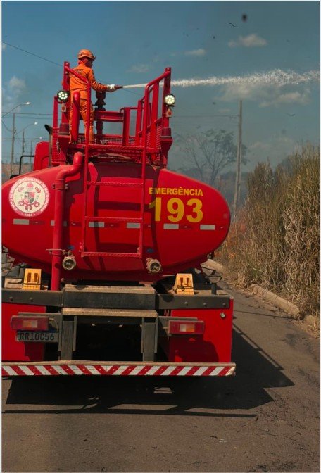 Corpo de Bombeiros combate incêndio em vegetação em Confresa