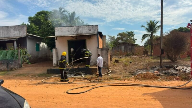 Bombeiros combatem incêndio em serralheria em Comodoro