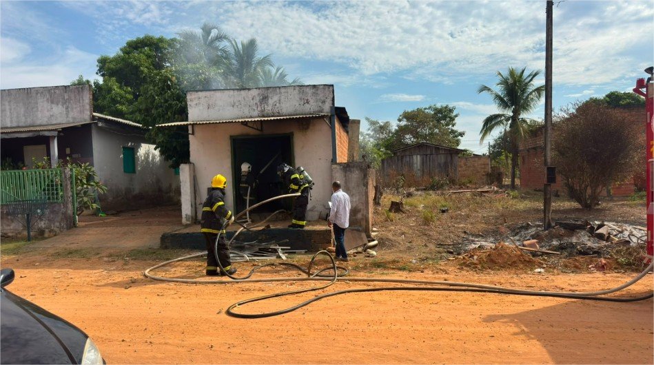 Bombeiros combatem incêndio em serralheria em Comodoro