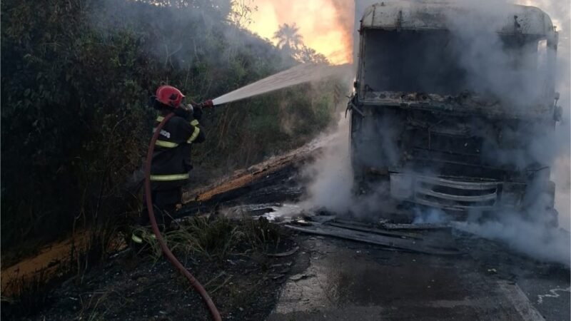 Corpo de Bombeiros controla incêndio em carreta bitrem na BR-070