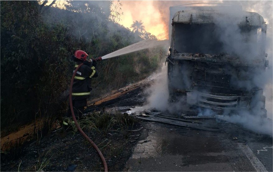 Corpo de Bombeiros controla incêndio em carreta bitrem na BR-070