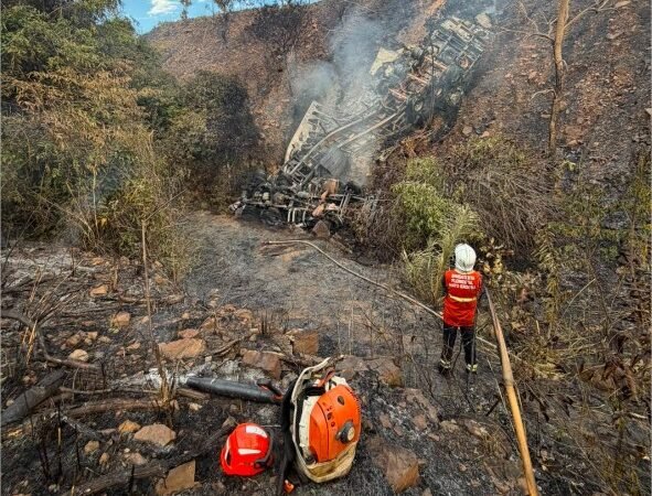 Bombeiros prestam socorro em acidente entre duas carretas na Serra do Mangaval