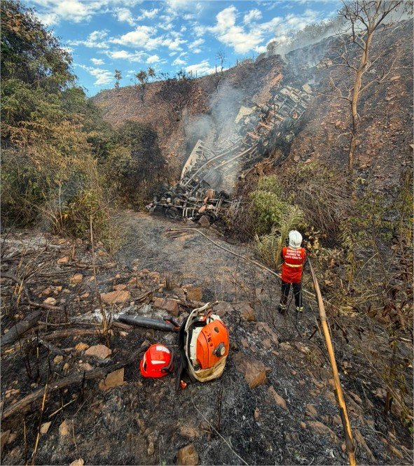 Bombeiros prestam socorro em acidente entre duas carretas na Serra do Mangaval