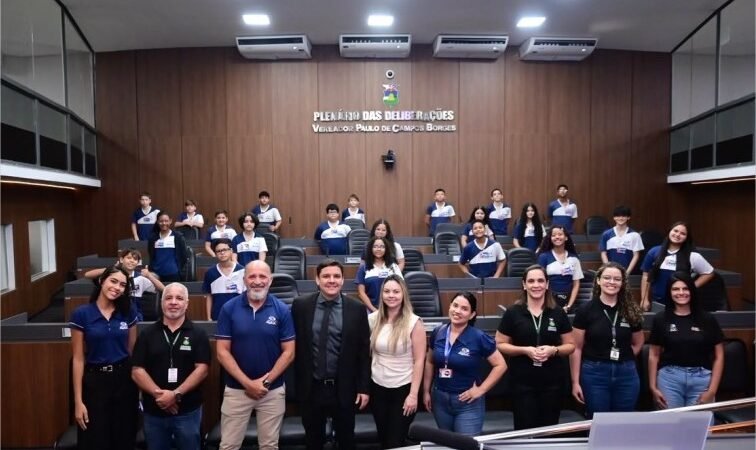A convite de Alex Rodrigues, alunos das escolas Moranguinho e Alphax conhecem funcionamento da Câmara de Cuiabá