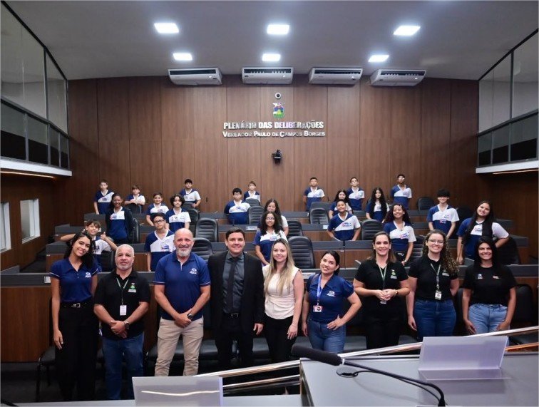 A convite de Alex Rodrigues, alunos das escolas Moranguinho e Alphax conhecem funcionamento da Câmara de Cuiabá
