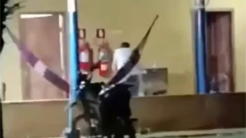 Vídeo mostra homem sendo assassinado a pauladas dentro de alojamento após discussão por cadeira quebrada
