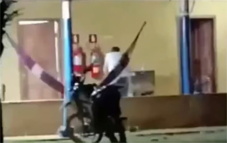 Vídeo mostra homem sendo assassinado a pauladas dentro de alojamento após discussão por cadeira quebrada