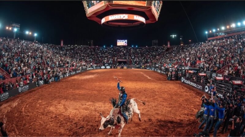R$ 500 mil e fivela de campeão: Mato-grossense João Paulo Velasco brilha em Barretos e fatura o título da PBR 2026