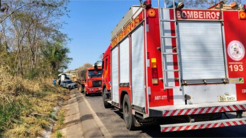 Corpo de Bombeiros socorre vítima em acidente de trânsito envolvendo três veículos na Serra do Cacho