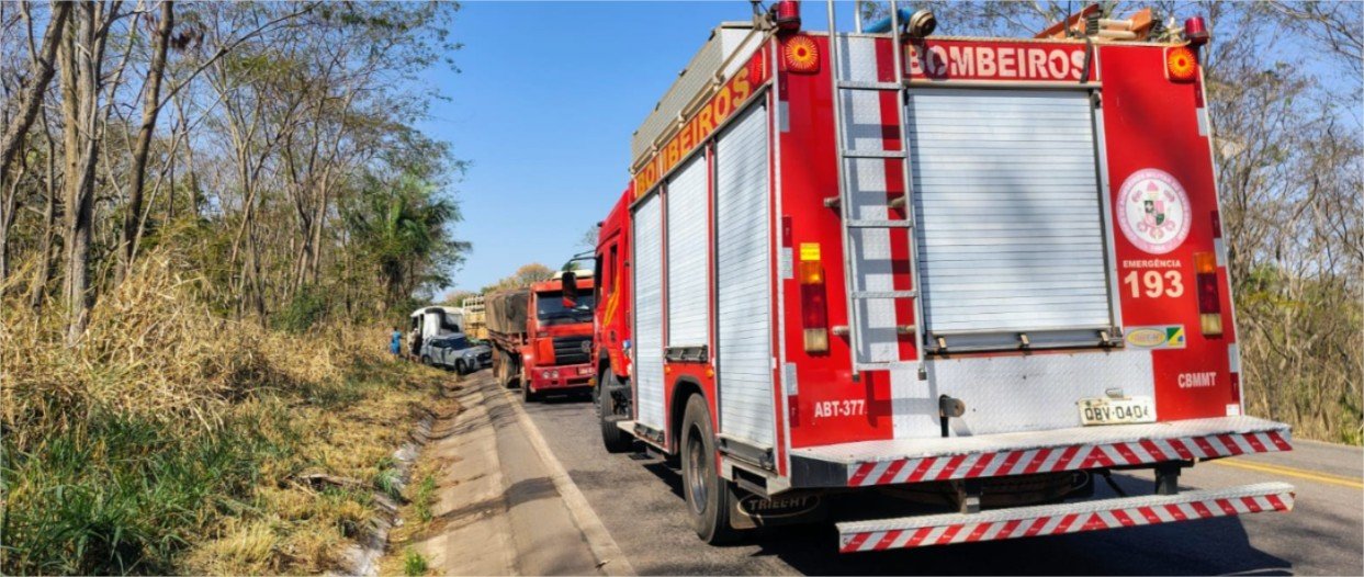 Corpo de Bombeiros socorre vítima em acidente de trânsito envolvendo três veículos na Serra do Cacho