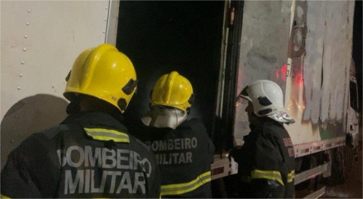 Corpo de Bombeiros combate incêndio em caminhão na rodovia MT-320