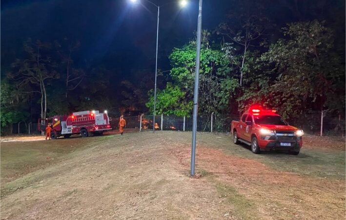 Corpo de Bombeiros combate incêndio em vegetação em Campo Verde