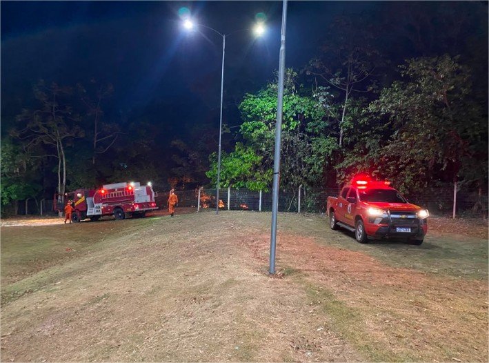 Corpo de Bombeiros combate incêndio em vegetação em Campo Verde