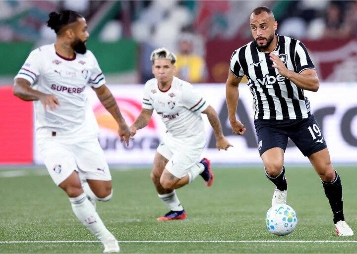 Botafogo e Fluminense fazem clássico animado, mas ficam no empate