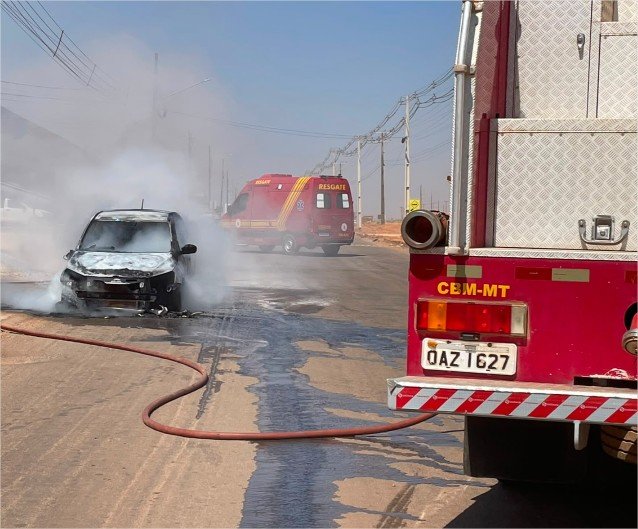 Corpo de Bombeiros controla incêndio em veículo na BR-163
