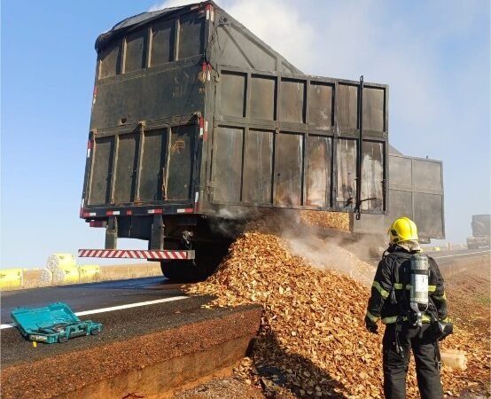 Bombeiros combatem incêndio em carreta carregada com lascas de madeira