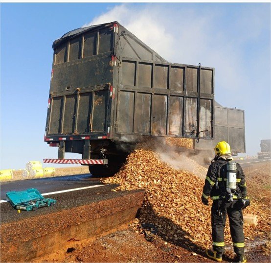 Bombeiros combatem incêndio em carreta carregada com lascas de madeira