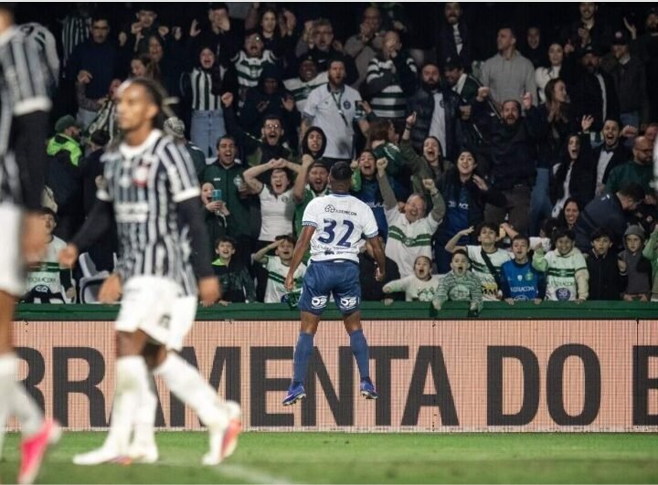 Corinthians perde para o Coritiba e vê distância para o G4 aumentar