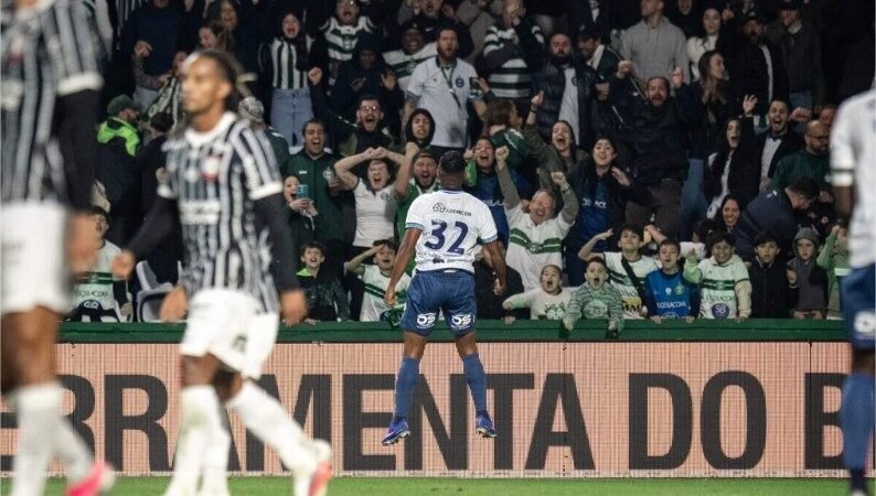 Corinthians perde para o Coritiba e vê distância para o G4 aumentar