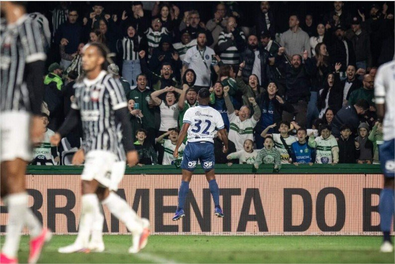 Corinthians perde para o Coritiba e vê distância para o G4 aumentar