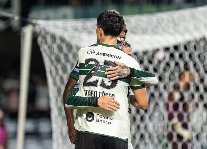 Coritiba vence Chapecoense em jogo com lesões e lance inusitado