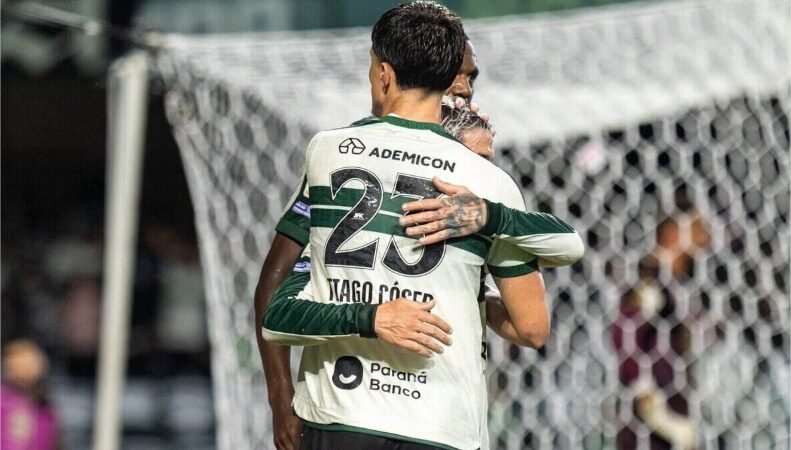 Coritiba vence Chapecoense em jogo com lesões e lance inusitado