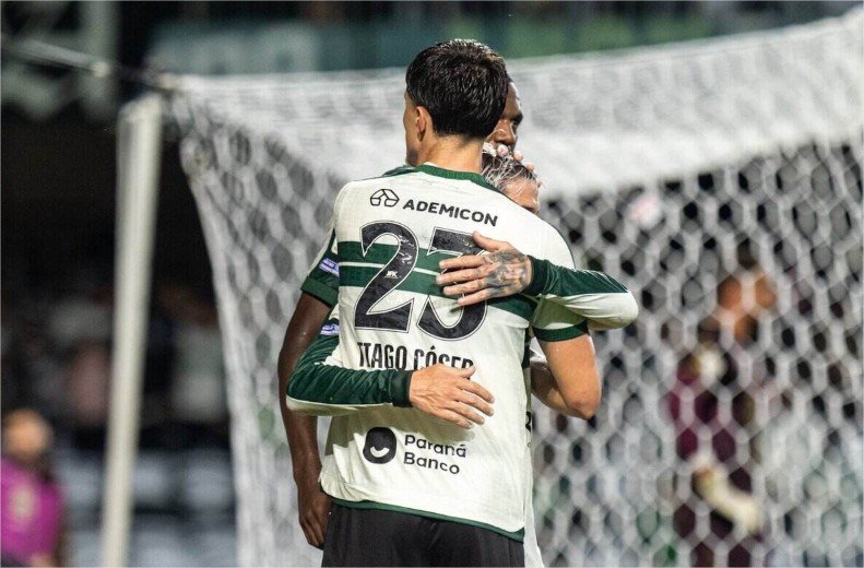 Coritiba vence Chapecoense em jogo com lesões e lance inusitado