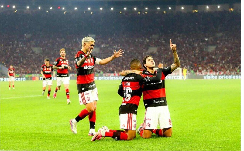Flamengo vence o Cruzeiro e vai às quartas de final da Libertadores