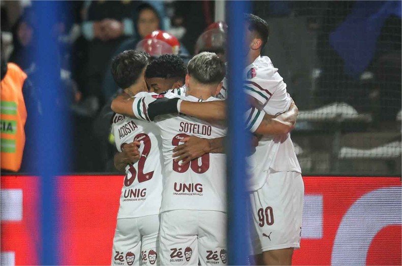 Com um a menos, Serna brilha e Fluminense elimina Rivadavia da Libertadores