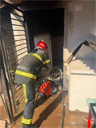 Corpo de Bombeiros extingue incêndio em residência em Primavera do Leste
