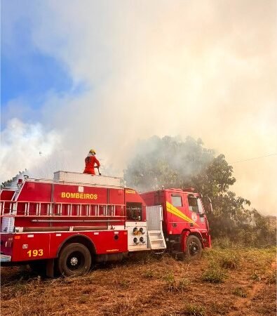 Corpo de Bombeiros combate incêndio em empresa na rodovia BR-070