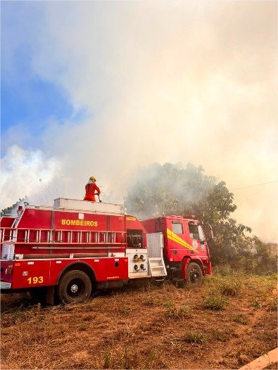Corpo de Bombeiros combate incêndio em empresa na rodovia BR-070