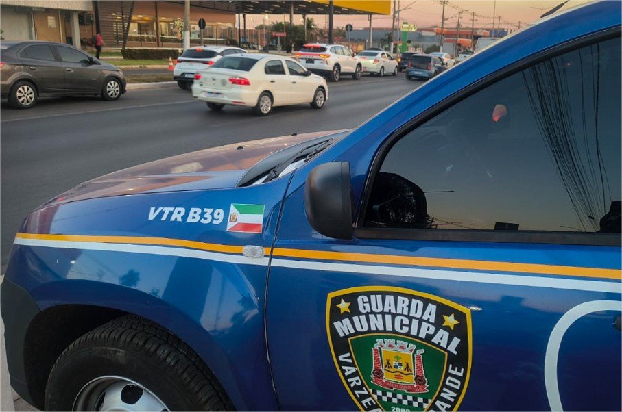 Guarda Municipal reforça orientação a pedestres e motoristas na Avenida da FEB