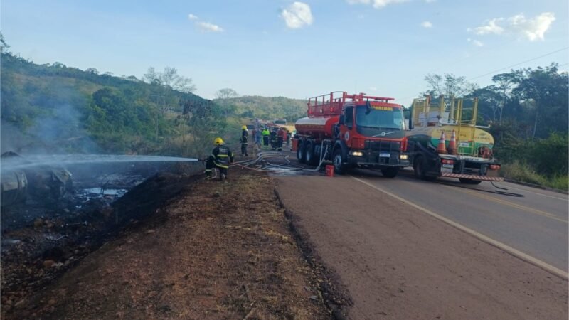 Bombeiros controlam incêndio em carreta tombada na BR-163