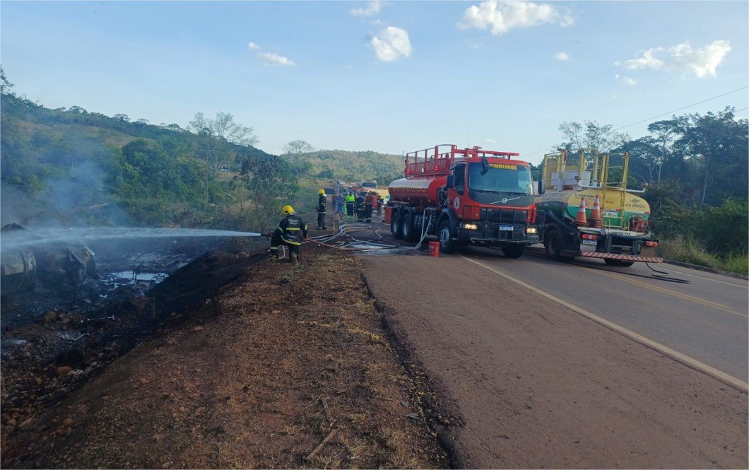 Bombeiros controlam incêndio em carreta tombada na BR-163