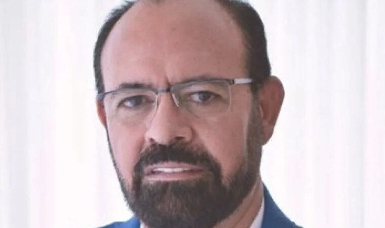 POLÍTICO QUE NÃO PROPÕE, ATACA