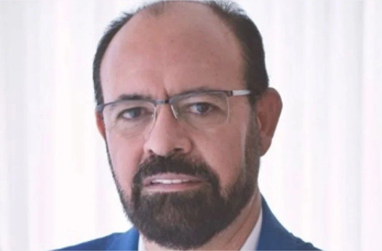 POLÍTICO QUE NÃO PROPÕE, ATACA