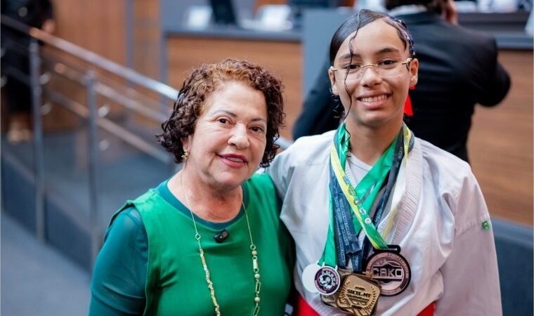 Baixinha Giraldelli dá voz a jovem atleta de karatê que busca apoio para competir no Chile