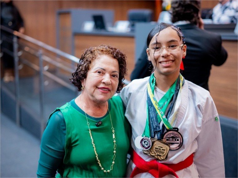Baixinha Giraldelli dá voz a jovem atleta de karatê que busca apoio para competir no Chile