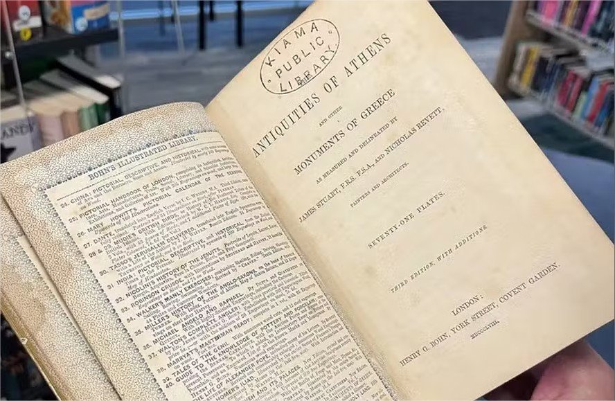 Homem retorna livro à biblioteca na Austrália com 150 anos de atraso; veja qual seria multa