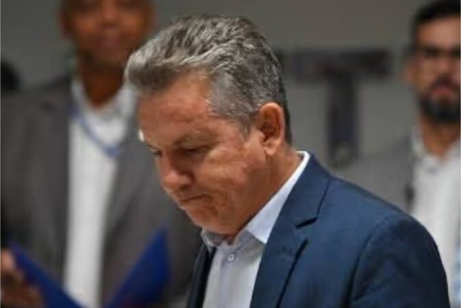Operação da PF mira ex-governador Mauro Mendes por suposto desvio de R$ 308 milhões em acordo com telefônica