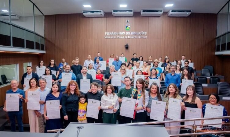 Maria Avalone homenageia Casa Autistas Mundo Azul TEAMO por atuação em defesa da inclusão