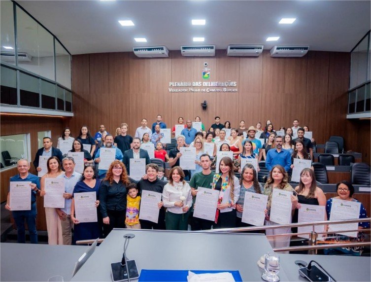 Maria Avalone homenageia Casa Autistas Mundo Azul TEAMO por atuação em defesa da inclusão