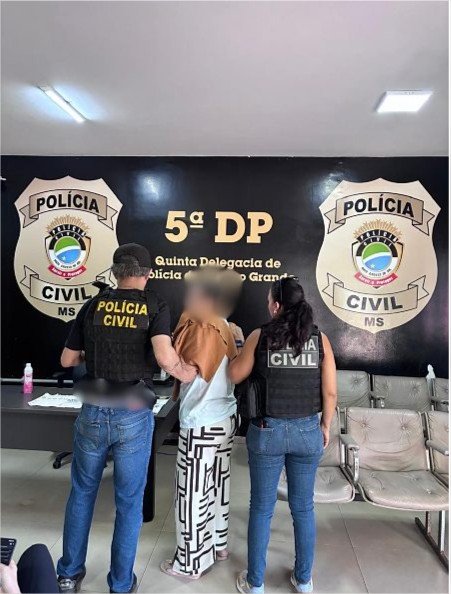 Mulher é presa por ajudar amiga a matar o pai para ficar com herança