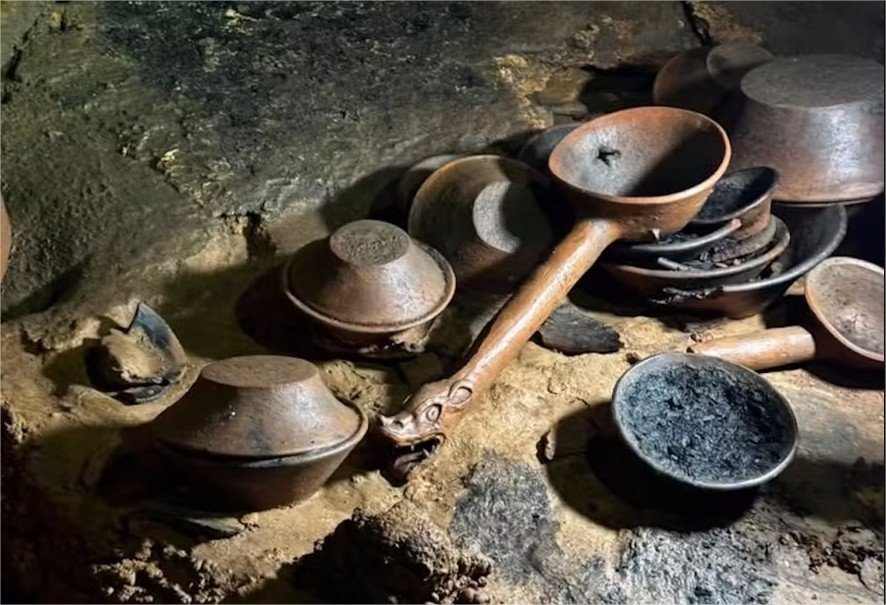 Caverna inacessível preservou objetos ritualísticos de 1100 anos; fotos