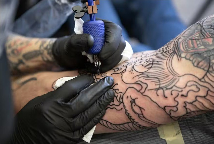 Tatuagens podem ser tóxicas? Entenda o que diz a ciência