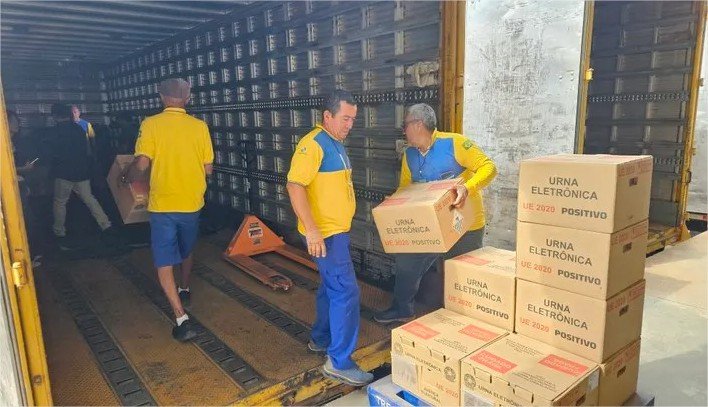 Primeiras 1 mil urnas deixam Cuiabá rumo aos extremos de Mato Grosso