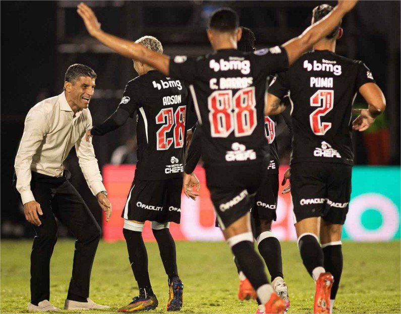 Técnico do Vasco comemora atuação após goleada na Sul-Americana