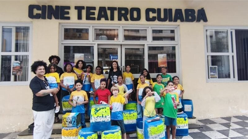 Crianças da 1ª Orquestra de Sucata conhecem palco do Cine Teatro Cuiabá antes do espetáculo de estreia